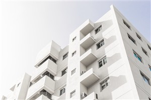 crop_20250725083129753-inquadratura-dal-basso-di-una-facciata-di-un-edificio-moderno-bianco-sotto-un-cielo-azzurro-chiaro.jpg